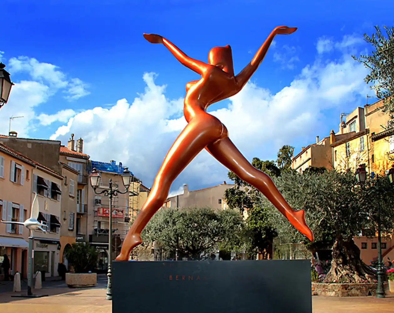 1 MISS X Escultura monumental hechas por Bernard Rives