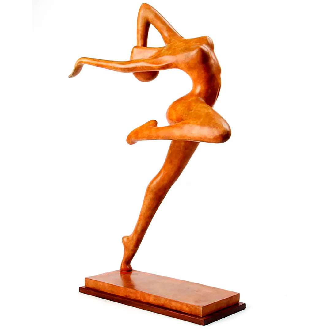 Escultura figurativa de mujer en bronce creada por el escultor Bernard Rives